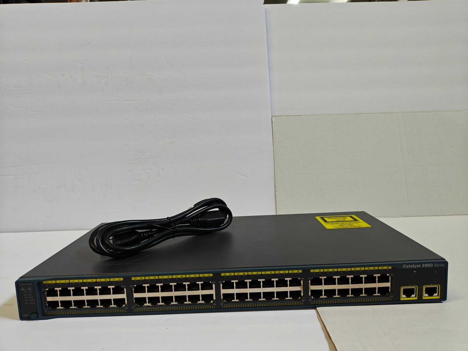 Cisco Catalyst 2960 WS-C2960-48TT-L 48-Port Gigabit Switch (1B/B1)