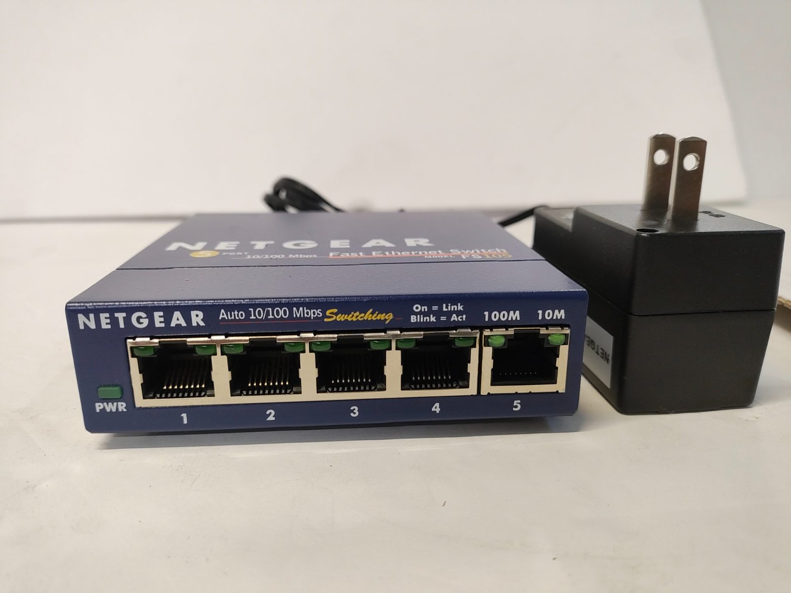 Netgear ProSafe FS105 v2 5-Port 10/100 Fast Ethernet Switch